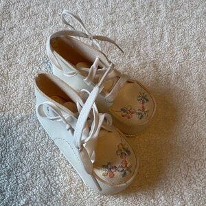 Vintage Newborn/Infant Embroidered Shoe, Soft White W Floral Embroidery